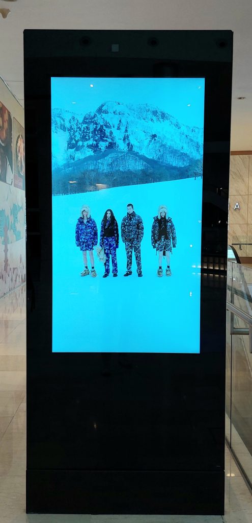 World’s Slimmest Dual-Sided Digital Signage - Photo 1