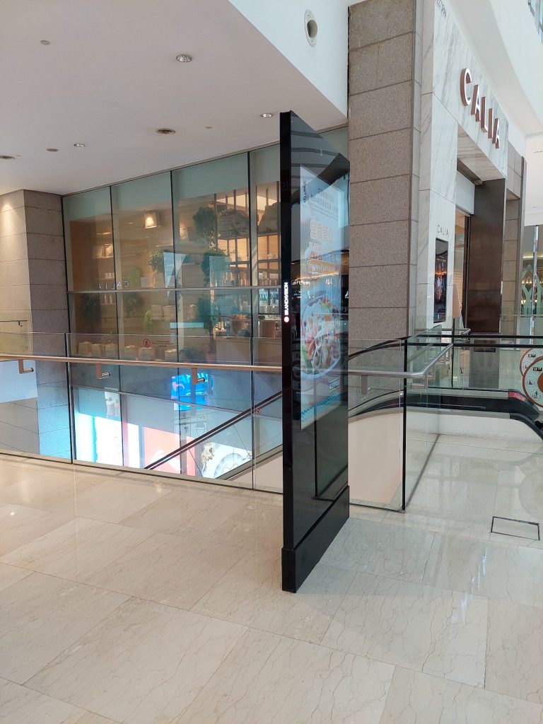 World’s Slimmest Dual-Sided Digital Signage - Photo 3